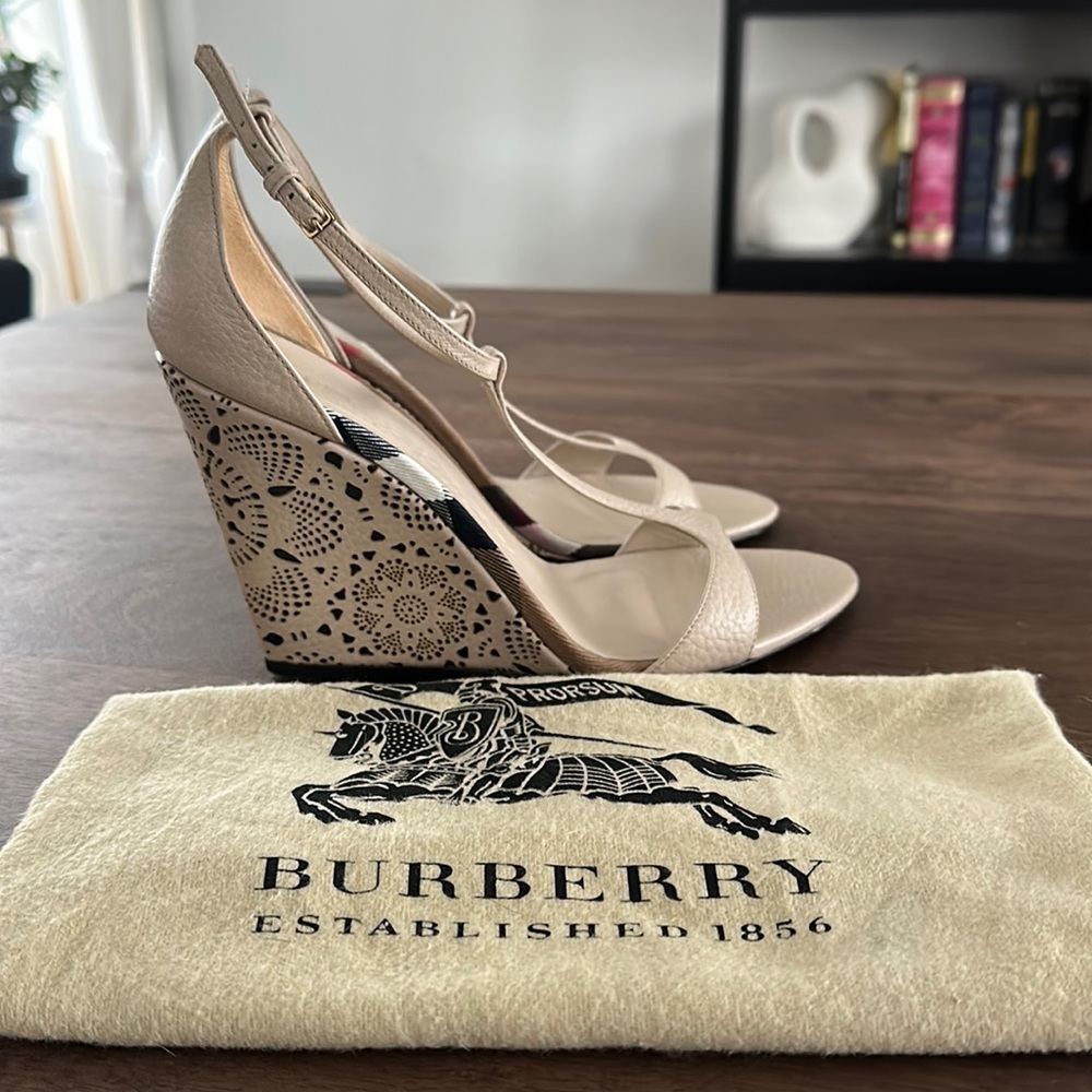 Burberry Sandals, beige/cream, size: US8,5, eur 38,5, condition: excellent.
